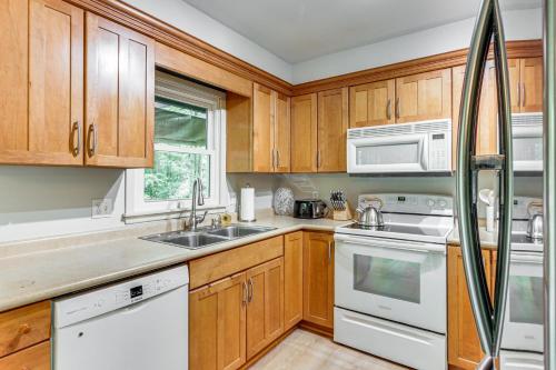 Η κουζίνα ή μικρή κουζίνα στο 4 Mi to Penn State Suburban Happy Valley Home