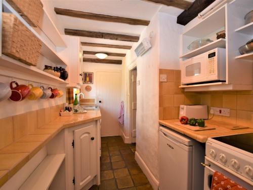 Kuchyň nebo kuchyňský kout v ubytování 2 Bed in Roughton BUCN8