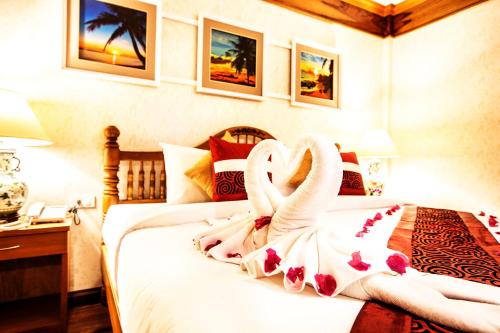 a bedroom with a bed with two swans wrapped in towels at Lamai Coconut Beach Resort in Lamai
