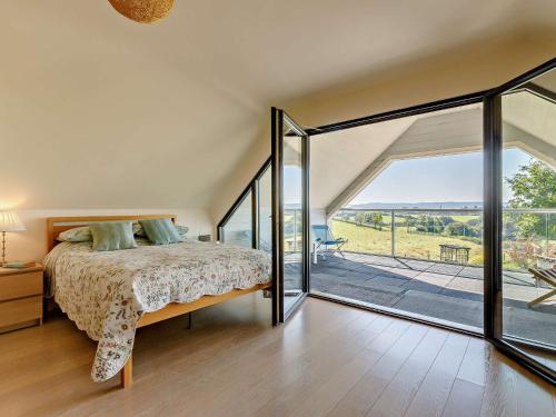 una camera da letto con un letto e una grande finestra di 4 bed in Glastonbury SHALO a Greinton