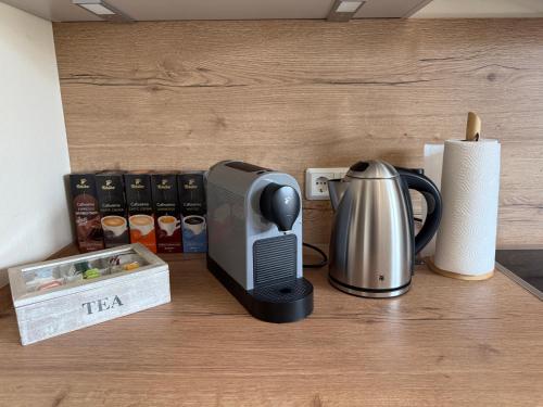 a coffee maker and a tea kettle on a counter at FEWO Flajs in Zweibrücken