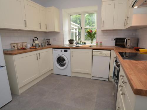 Η κουζίνα ή μικρή κουζίνα στο 2 bed in West Bay 61181