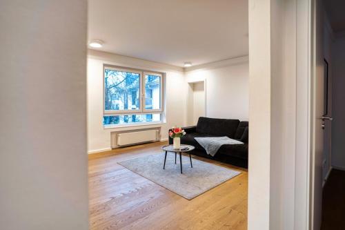 Χώρος καθιστικού στο 2 BR Loft - WHIRLPOOL - TERRASSE - ZENTRAL - WIFI - BUSINESS - KAFFEE - NETFLIX