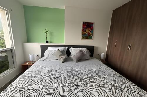 Postel nebo postele na pokoji v ubytování Piscina, jacuzzi y vista 360, en La Flora, Cali