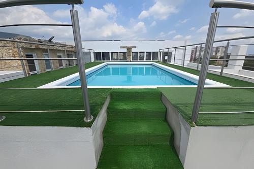 Bazén v ubytování Piscina, jacuzzi y vista 360, en La Flora, Cali nebo v jeho okolí