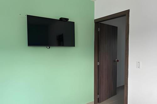 TV a/nebo společenská místnost v ubytování Piscina, jacuzzi y vista 360, en La Flora, Cali