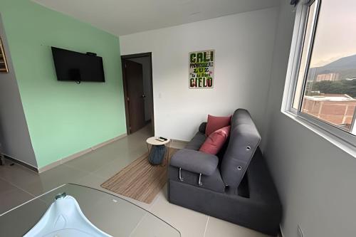 TV a/nebo společenská místnost v ubytování Piscina, jacuzzi y vista 360, en La Flora, Cali