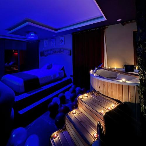 a room with a tub and a bedroom with a bed at Yaylamisun Suite Otel in Çamlıhemşin