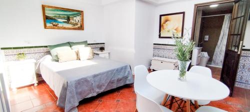 a bedroom with a bed and a table and chairs at Casita Don Luciano in La Esperanza