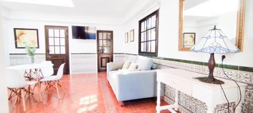 a living room with a couch and a table at Casita Don Luciano in La Esperanza
