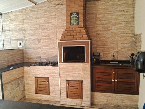 Una cocina o cocineta en Aconchego e localização perfeita