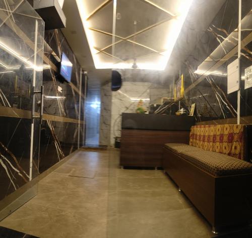 una hall con divano e tavolo di Raj home stay ad Amritsar
