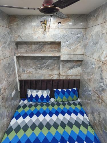 una camera con letto blu e verde di Raj home stay ad Amritsar