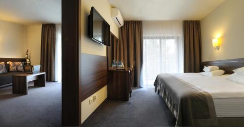 Postel nebo postele na pokoji v ubytování Hotel Spa Rusałka