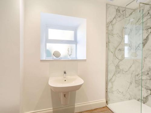 Ένα μπάνιο στο 4 Bed in Hexham 87458
