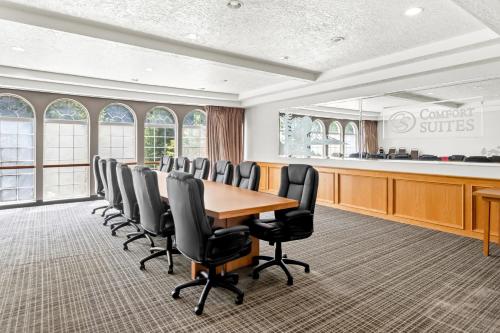 a conference room with a long table and chairs at Comfort Suites Clackamas in Clackamas