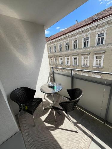 2BR Getaway w Balcony & Fast WiFi, Near Tram