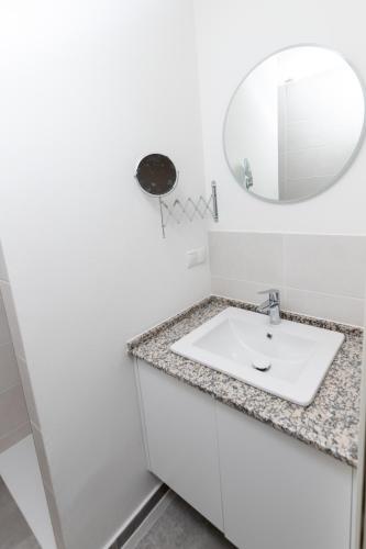 2BR Getaway w Balcony & Fast WiFi, Near Tram