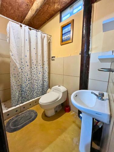 a bathroom with a toilet and a sink at Condominio Vista Pacífico in Máncora Chico