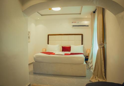 Ένα ή περισσότερα κρεβάτια σε δωμάτιο στο HomeWorth Hotel