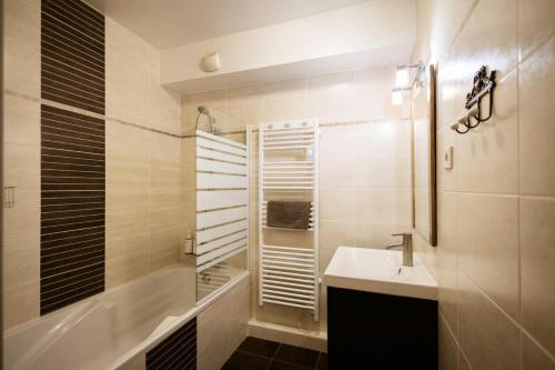 une salle de bain avec un lavabo et une douche dans l'établissement Les Chalets D'adrien - 4 pièces 8 personnes exposé Ouest MAE-7954, à Valloire