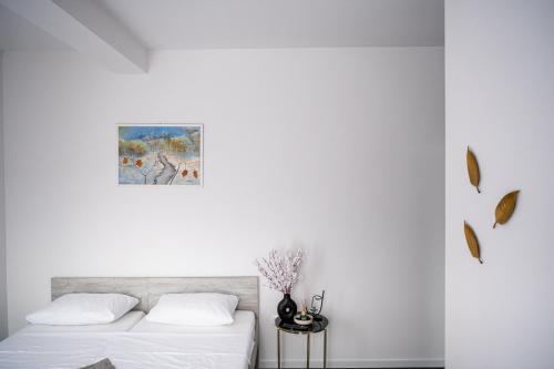 a bedroom with a bed and a painting on the wall at Most - Bitka za ranjenike na Neretvi in Jablanica