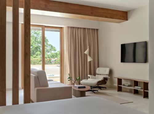Телевизор и/или развлекательный центр в Kimpton Las Mercedes by IHG