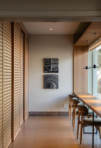 a dining room with a long table and chairs at Araçatuba Plaza Hotel in Araçatuba
