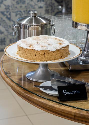 a cake on a plate on a table at Araçatuba Plaza Hotel in Araçatuba