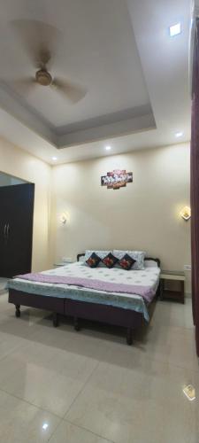 ハリドワールにあるGanga bhavan Home Stayの部屋にベッドがある寝室