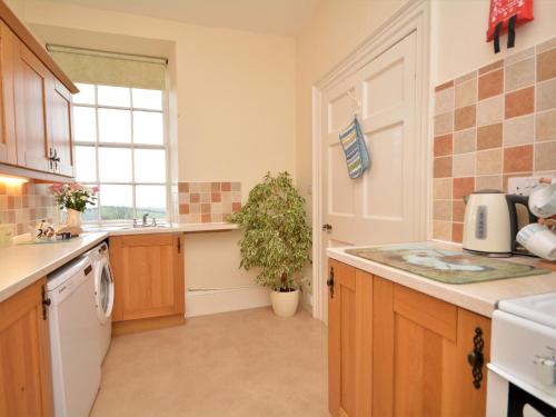 Η κουζίνα ή μικρή κουζίνα στο 2 Bed in St Austell TVISS