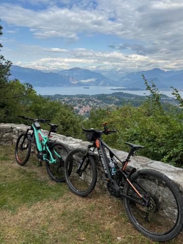 two bikes parked on a stone wall with a view at OASI ZEN VARESE - Tra laghi e monti - in Varese