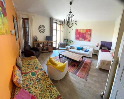 un salon avec un canapé et une table dans l'établissement VIGNERONNE VILLAGE avec PATIO, à Maureilhan-et-Raméjan