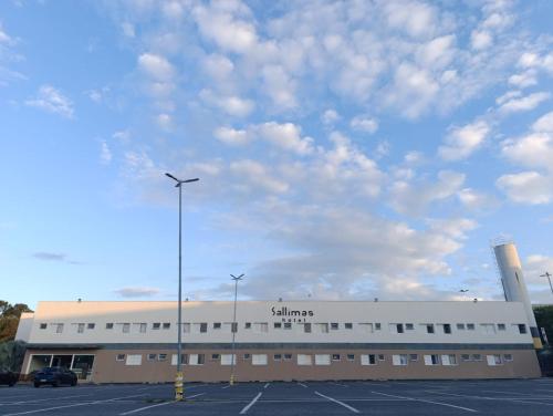 a building with a light pole in a parking lot at Sallimas Hotel in Sorocaba