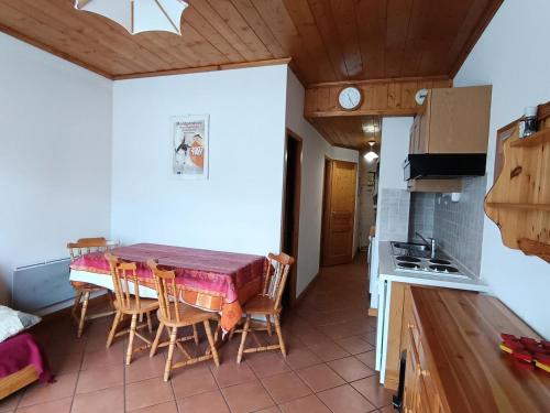une cuisine et une salle à manger avec une table et des chaises dans l'établissement Résidence Alpet Ii - Appartement 4/6 personnes MAE-8374, à Montgenèvre