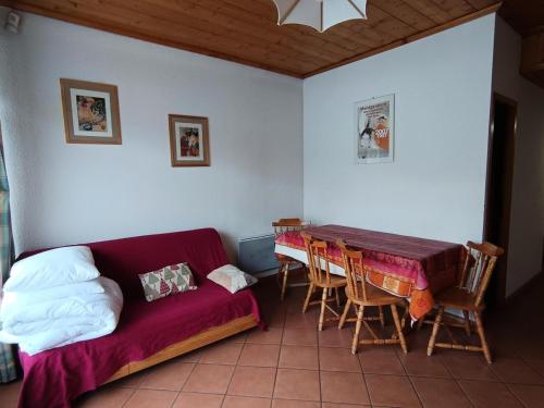 un salon avec un canapé et une table dans l'établissement Résidence Alpet Ii - Appartement 4/6 personnes MAE-8374, à Montgenèvre
