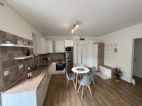 Kuchyň nebo kuchyňský kout v ubytování Várva Vár apartman