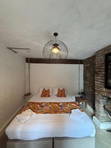a bedroom with a large bed in a room at Stylish Industrial 1 Bed in Bristol