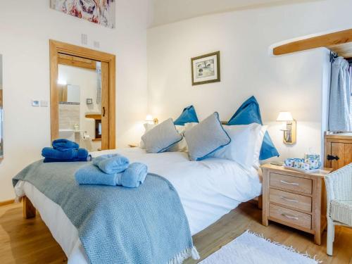 a bedroom with two blue towels on a bed at 1 Bed in Glastonbury 60295 in Ashcott