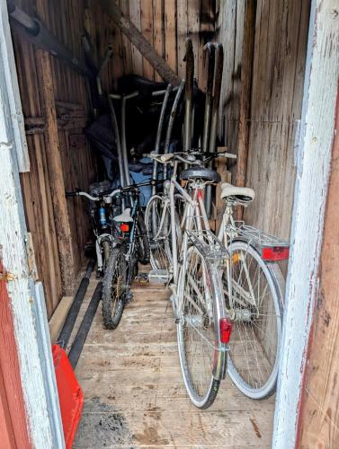 a group of bikes parked in a barn at RiverNest Bergsäng- Natur- Ruhe- Abenteuer in Bergsäng