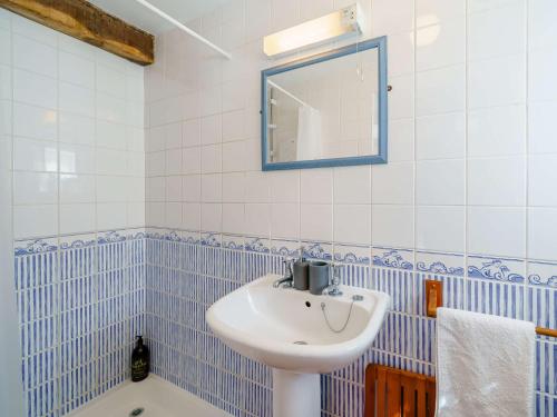 a bathroom with a sink and a mirror at 1 Bed in Richmond 44401 in Reeth