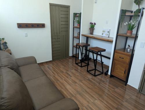 a living room with a couch and two stools at Moderna, Comoda Suite Palma en Tepotzotlán centro in Tepotzotlán