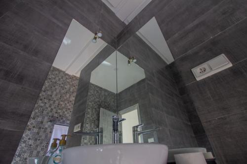 Bilik mandi di Villa Eden Errouh