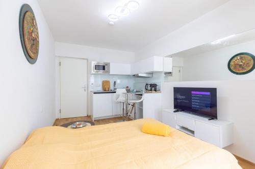 Private 1BR Value Stay w Kitchenette and Walk to Tram