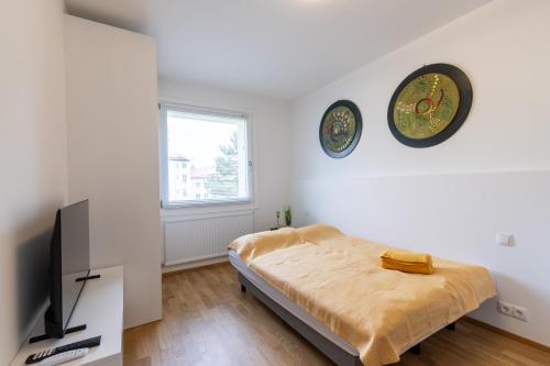 Private 1BR Value Stay w Kitchenette and Walk to Tram