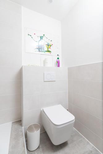 Private 1BR Value Stay w Kitchenette and Walk to Tram