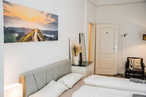 Un dormitorio con una cama y un cuadro en la pared. en Central Cozy Home 2 Lübeck, en Lübeck