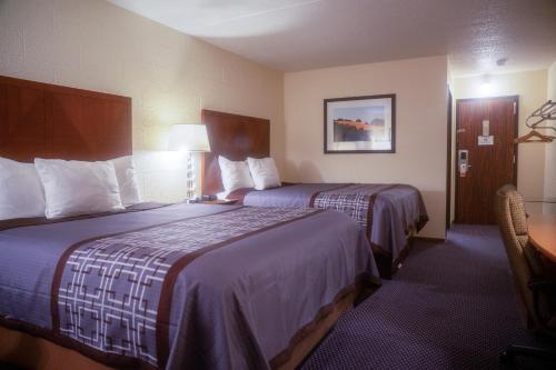 Giường trong phòng chung tại Cedar Inn Motel