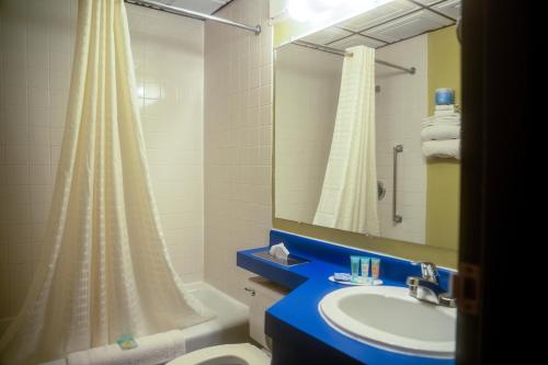 Phòng tắm tại Cedar Inn Motel