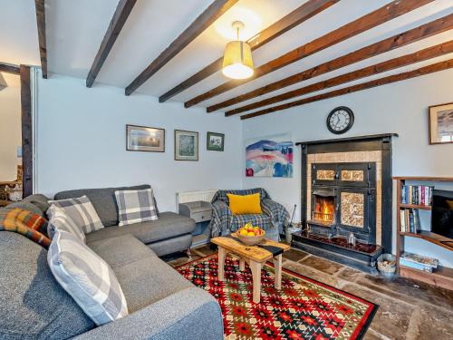 2 Bed in Llangynidr BN052にあるシーティングエリア